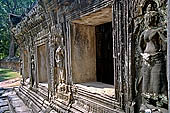 Banteay Kdei temple - threshold guardian bas-relief.